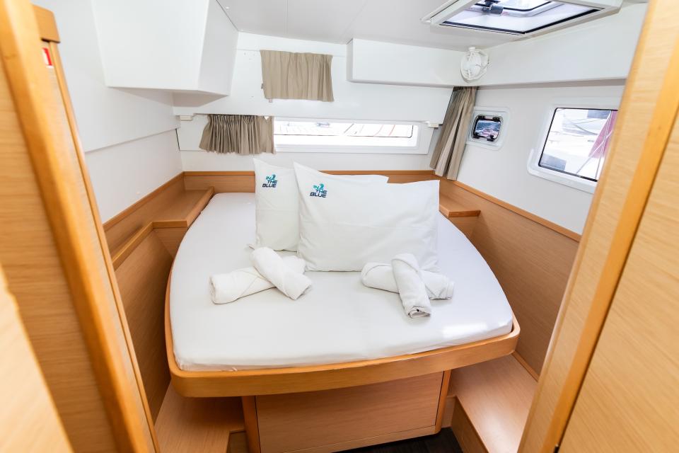 Double cabin in the hull with a hatch above the bed
