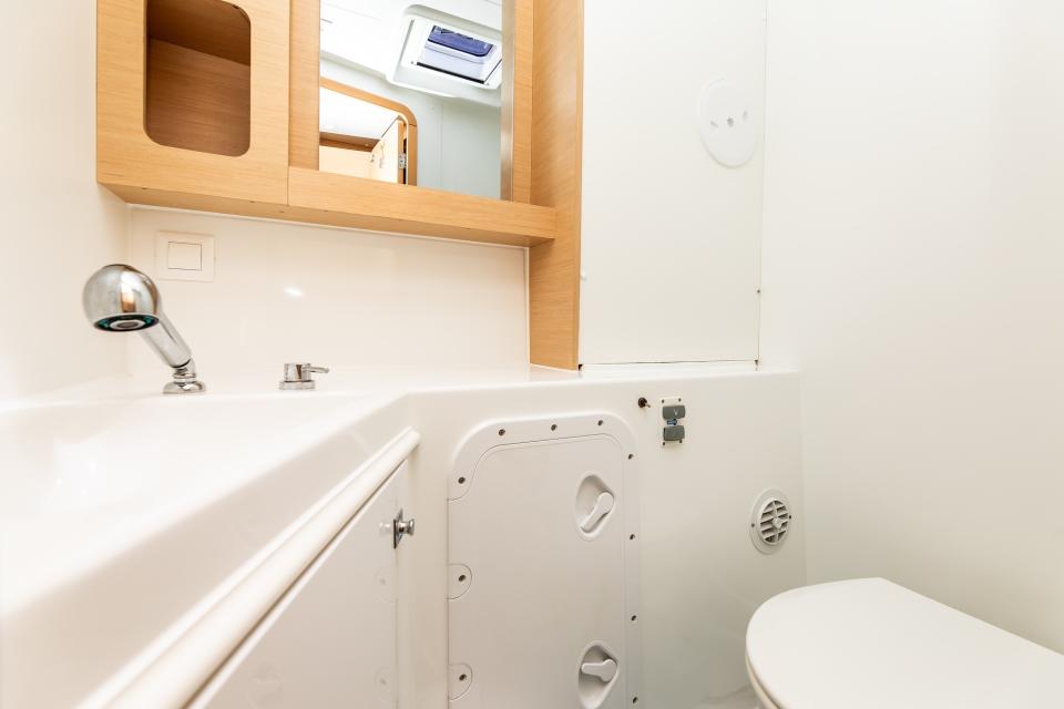 Bathroom with basin, WC and hot water